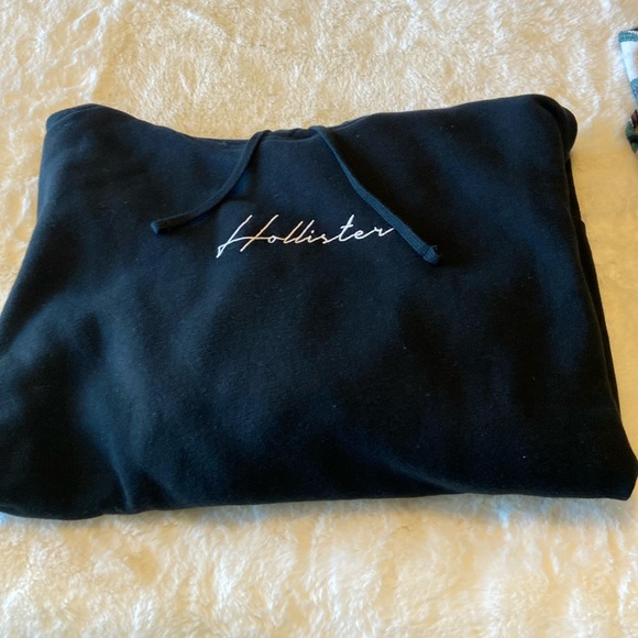 Hollister super soft hoodie w/Hollister detail on both front & hood. - Picture 2 of 5